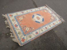 A 20TH CENTURY EASTERN WOOLLEN RUG 195 x 118 cm