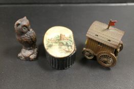 A VINTAGE NOVELTY TAPE MEASURE IN THE FORM OF A TRAVELLING CARAVAN TOGETHER WITH AN ANTIQUE SNUFF