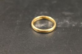 A HALLMARKED 22 CARAT GOLD WEDDING BAND APPROX 4.1G