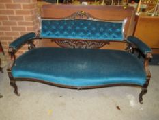 AN EDWARDIAN MAHOGANY UPHOLSTERED SETTEE
