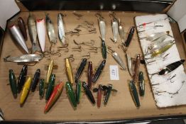 A SMALL TRAY OF VINTAGE FISHING LURES & TREBLES ETC