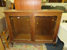 A VINTAGE GLAZED TWO DOOR BOOKCASE