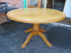 A BESPOKE MODERN SOLID OAK CIRCULAR DINING / KITCHEN PEDESTAL TABLE - Dia. 119 cm, H 77 cm