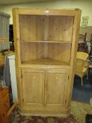 AN ANTIQUE PINE CORNER CUPBOARD - H 167 cm, W 93 cm