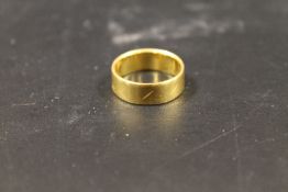 A HALLMARKED 22 CARAT GOLD WEDDING BAND, APPROX WEIGHT 5.5G