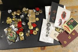A COLLECTION OF MILITARY BADGES AND BUTTONS AND OTHER COLLECTABLES