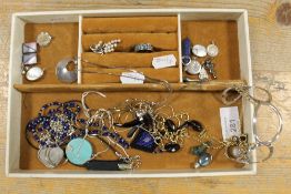 A QUANTITY OF SILVER AND WHITE METAL JEWELLERY