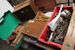 A WOODEN ENGINEERS TOOL BOX AND CONTENTS TOGETHER WITH A SELECTION OF WOODWORK CHISELS, HANDTOOLS