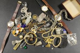 A SMALL TRAY OF COLLECTABLE TO INC A GILT METAL WATCH CHAIN, SILVER RINGS, BUTTONS ETC