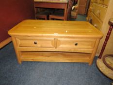 A MODERN OAK MEDIA CABINET WITH DRAWERS - W 110 cm