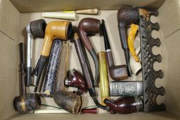 A SMALL TRAY OF VINTAGE PIPES AND OTHER SMOKING ITEMS