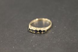 A HALLMARKED 9CT GOLD SAPPHIRE DRESS RING - APPROX 1.9 G