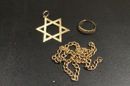 A HALLMARKED 9CT GOLD PENDANT, A 9CT GOLD CHAIN A/F PLUS A 9CT GOLD KEEPER RING - APPROX COMBINED