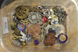 A SMALL TRAY OF COLLECTABLE ENAMEL BADGES, CATS ETC