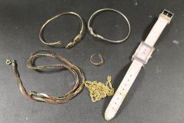 A HALLMARKED 9 CARAT GOLD RING, APPROX WEIGHT 1.4G, TOGETHER WITH A SELECTION OF SILVER AND OTHER