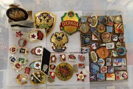A SELECTION OF ASSORTED MILITARY THEMED BADGES, PINS, ETC TO INCLUDE VARIOUS RUSSIAN ? ITEMS