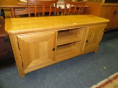 A MODERN OAK SIDEBOARD / UNIT - W 140 cm