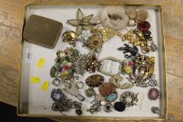 A TRAY OF ASSORTED VINTAGE BROOCHES ETC