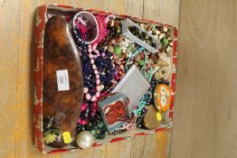 A TRAY OF ASSORTED COSTUME JEWELLERY, COMPACTS ETC TO INCLUDE AN ART DECO BEAD NECKLACE