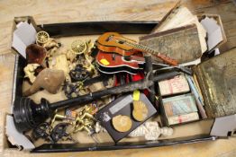 A TRAY OF COLLECTABLES TO INCLUDE CIGARETTE CARDS ETC