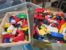 A SMALL QUANTITY OF VINTAGE LEGO