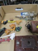 A TRAY OF ASSORTED COLLECTABLES TO INCLUDE CLAY PIPE, SNUFF BOTTLE AND DINKY TOYS