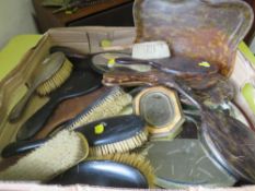 A TRAY OF ASSORTED HAND MIRRORS , BRUSHES TO INCLUDE A HALLMARKED SILVER EXAMPLE
