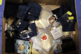 A TRAY OF MODERN COLLECTABLE COINAGE