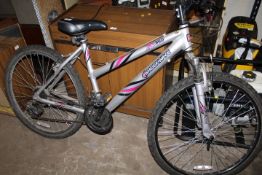 A LADIES SHOCKWAVE XT350 BICYCLE