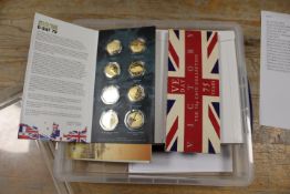 A TRAY OF COLLECTABLE UK COINAGE TO INCLUDE A SILVER £20 POUND COIN 2014 FIRST AID COVER AND COIN