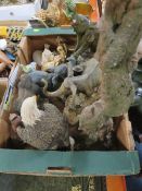 A TRAY OF ASSORTED ANIMAL FIGURES A/F