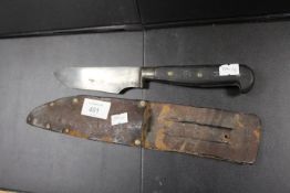 A WWII BRITISH FIGHTING KNIFE, DATED 1943, IN HOMEMADE LEATHER SCABBARD