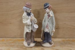 A LLADRO FIGURE OF A CLOWN PLAYING THE SAXOPHONE TOGETHER WITH A CLOWN WITH VIOLIN - A/F