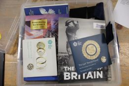 A TRAY OF BRITISH COLLECTABLE UK COINAGE TO INCLUDE £5 COIN RAF SETS ETC