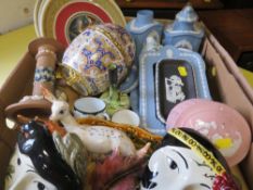 A TRAY OF ASSORTED CERAMICS TO INCLUDE A WEDGWOOD JASPERWARE PICTURE FRAME, ROYAL DOULTON