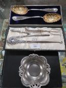 A QUANTITY OF SILVER AND WHITE METAL TO INCLUDE A SILVER HANDLED BUTTON HOOK, SILVER HANDLED GLOVE