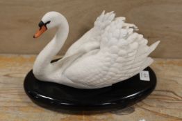 A LARGE CERAMIC FIGURE OF A SWAN ON A FITTED WOODEN BASE CIRCA 1986 BY FRANKLIN MINT