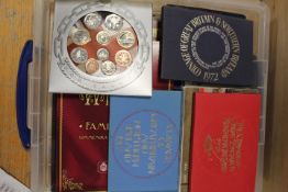 A TRAY OF BRITISH COINAGE TO INCLUDE UK UNCIRCULATED YEAR SETS