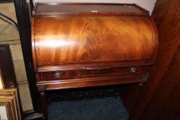 A 20TH CENTURY MAHOGANY CYLINDER BUREAU WITH CROSSBANDED DETAIL - W 78 cm