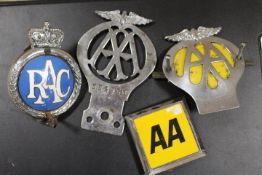A SMALL TRAY OF VINTAGE RAC AND AA BADGES