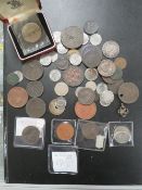 A SMALL BOX OF ANTIQUE COINS TO INCLUDE A SPANISH COLONIAL SILVER 1746 REALE