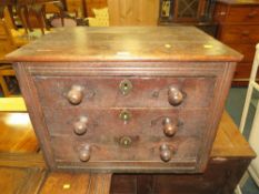 AN ANTIQUE OAK THREE DRAWER CHEST H-53 W-73 CM