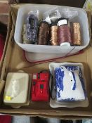 A TRAY OF SUNDRIES TO INCLUDE A TUB OF VISCOSE EMBROIDERY SILK THREAD