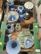 TWO SMALL TRAYS OF WEDGWOOD ETC TO INCLUDE A BLUE DIP SLEEVE VASE - SOME PIECES A/F