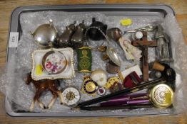 A TRAY OF COLLECTABLES TO INCLUDE VINTAGE PARKER PEN SET, VINTAGE CUFFLINKS ETC