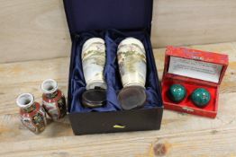 A PAIR OF MODERN JAPANESE STYLE VASES WITH CHARACTER MARKS TO BASE, TOGETHER WITH A MINIATURE PAIR