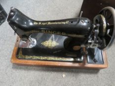 A VINTAGE CASED SINGER SEWING MACHINE MODEL NUMBER Y9153283