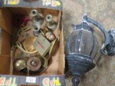 A TRAY OF ASSORTED METAL WARE TO INCLUDE A VINTAGE WALL LANTERN