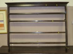 AN ANTIQUE OAK OPEN HANGING PLATE RACK - W 170 cm