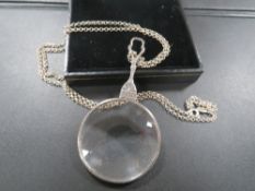 A 925 SILVER PENDANT MAGNIFYING GLASS SUSPENDED ON SILVER CHAIN